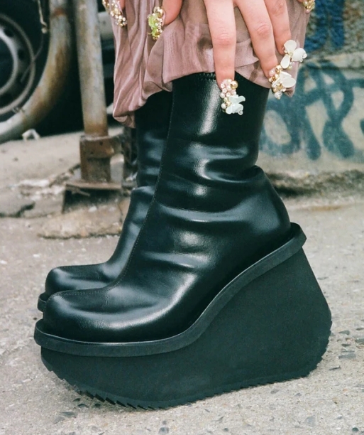 经典黑色厚底坡跟短靴女鞋