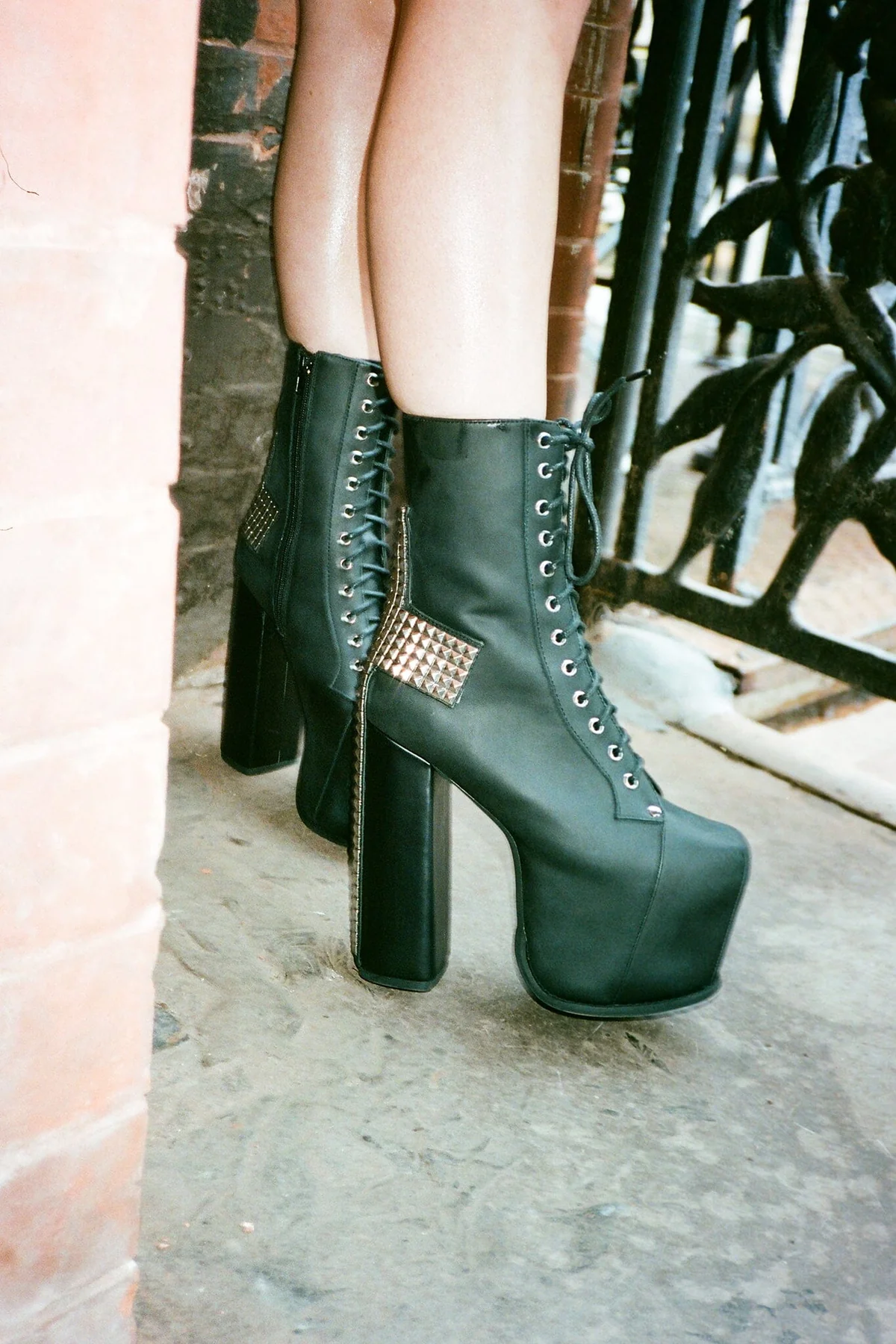 JEFFREYCAMPBELL-BL-CROSS